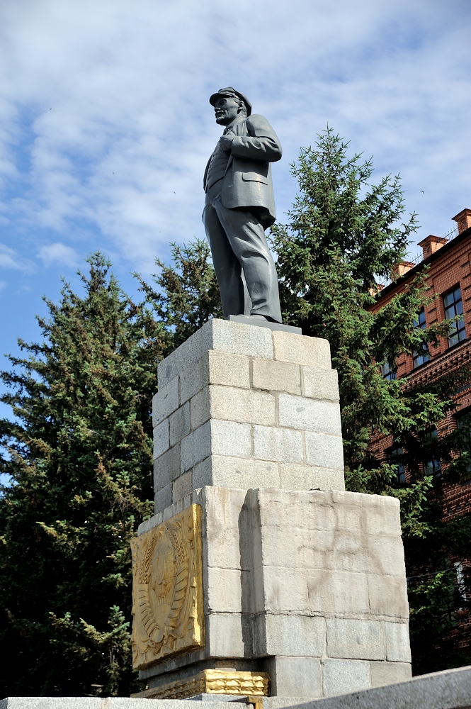 Почему памятник ленина. Памятник Ленину в Хабаровске. Памятник статуя Ленина Хабаровск. Площадь Ленина Хабаровск Ленин. Памятник Ленина-Мухина Хабаровск.